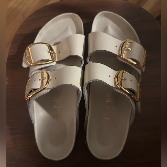 Birkenstock Shoes - Arizona Big Buckle
Natural Leather Patent - High Shine Ecru